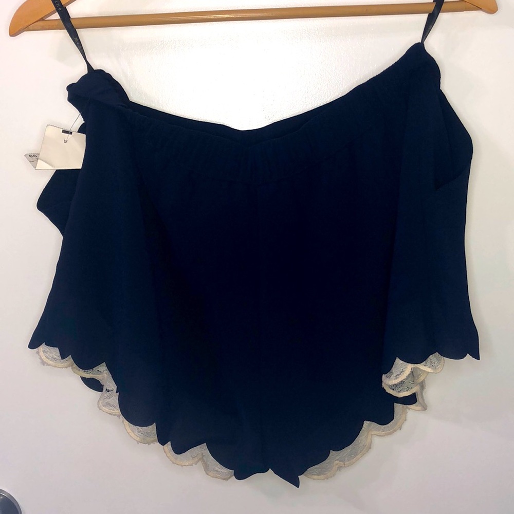 Shorts with scalloped hem